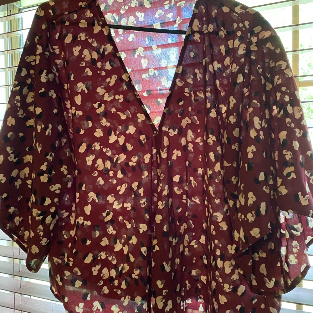 Boutique short sleeve top, ties at bottom!